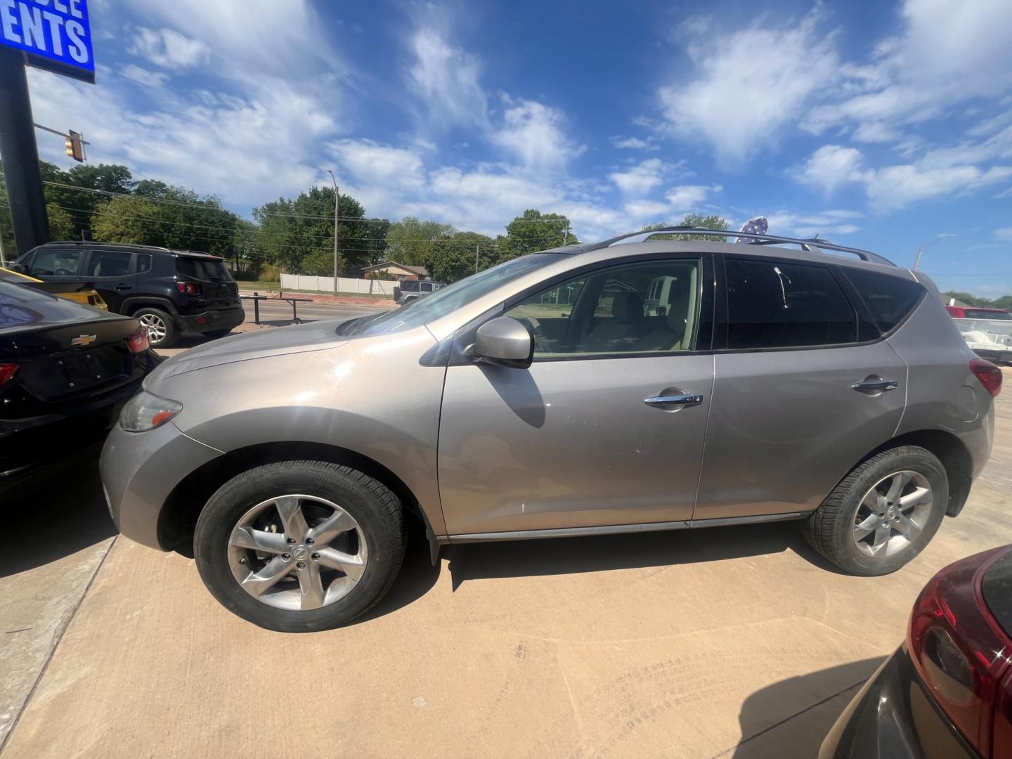 2009 BROWN/TAN Nissan Murano S (JN8AZ18U69W) with an 3.5L V6 DOHC 24V engine, Automatic CVT Overdrive transmission, located at 8101 E. Skelly Dr., Tulsa, OK, 74129, (918) 592-3593, 36.121891, -95.888802 - Photo#2